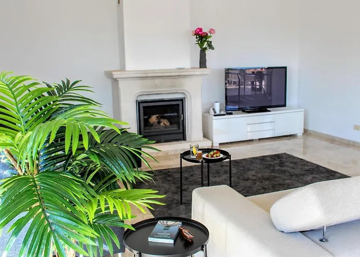 Villa With Heated Pool *